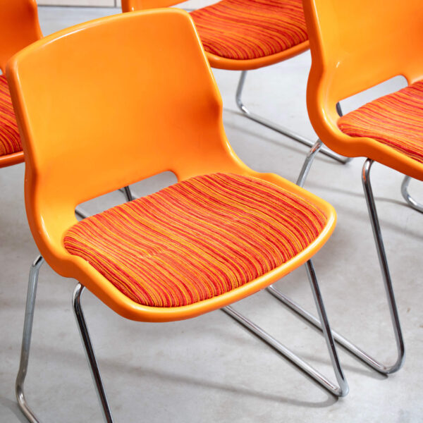 Oranžid virnastatavad toolid 4tk komplekt