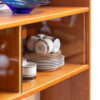 Riiulkapp vitriiniga