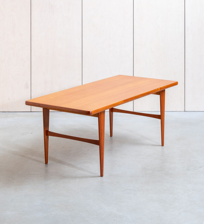 Tiikpuu diivanilaud 144×64cm