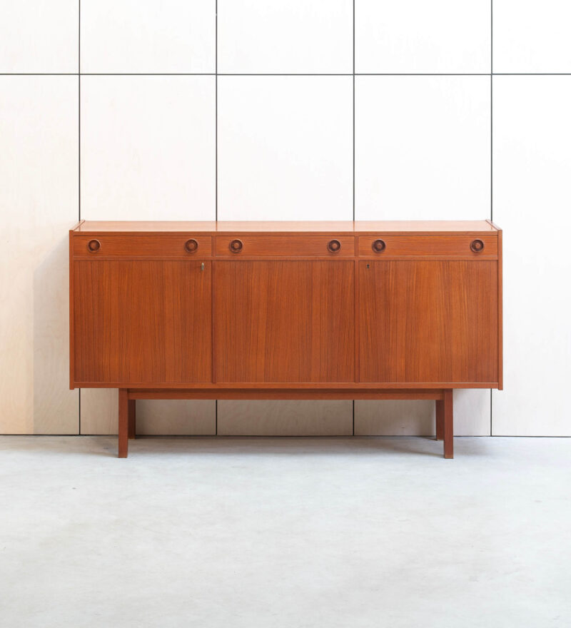 Tiikpuu sideboard / kummutkapp