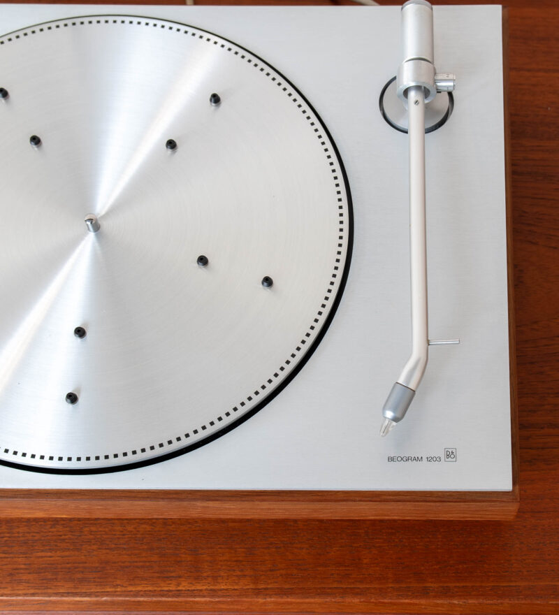 Bang & Olufsen Beogram 1203 Taani vintage vinüülimängija pealtvaates