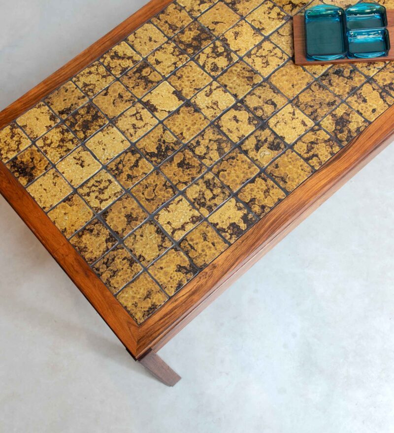 Taani vintage diivanilaua keraamilised plaadid pealtvaates