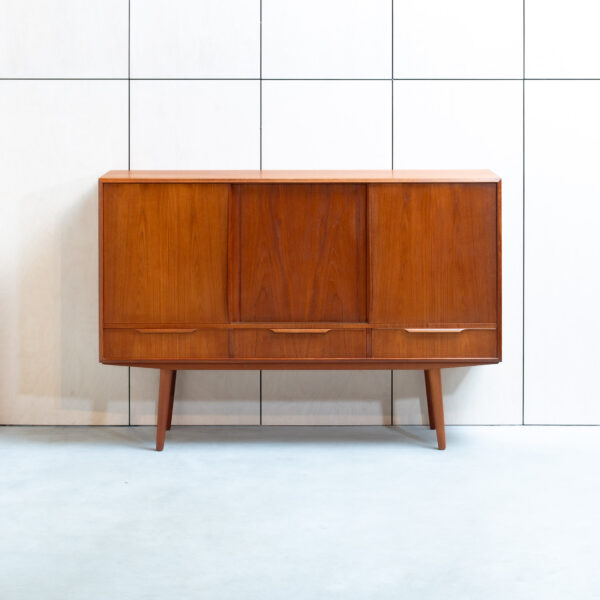 E. W. Bach sideboard / highboard otsevaade