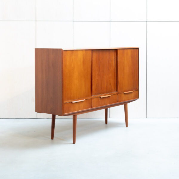 E. W. Bach Taani tiikpuu kõrge kummutkapp ehk highboard 1960ndatest