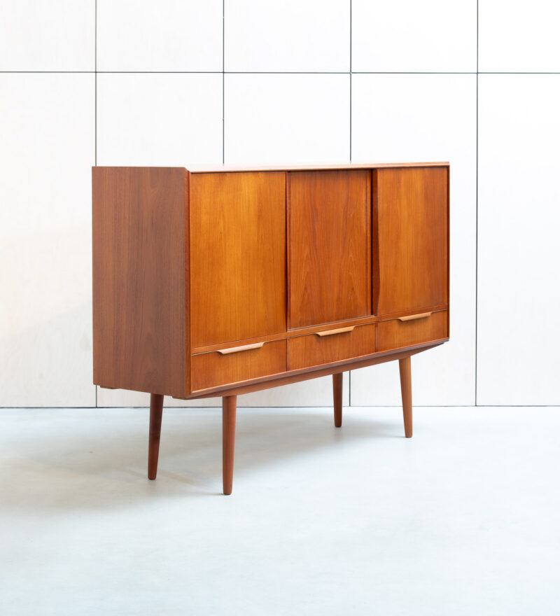 E. W. Bach Taani tiikpuu kõrge kummutkapp ehk highboard 1960ndatest