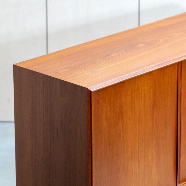E. W. Bach sideboard / highboard pealtvaade lähedalt