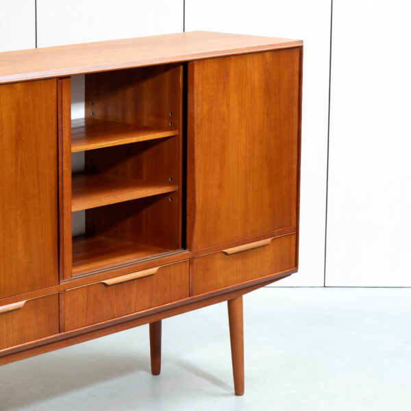 E. W. Bach sideboard / highboard keskmine uks avatud