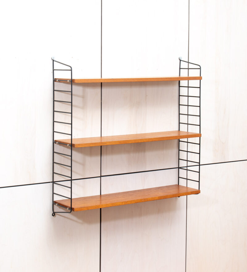 String Shelf tiikpuuspooniga