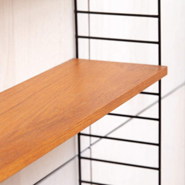 String_shelf_teak String Shelf tiikpuuspooniga