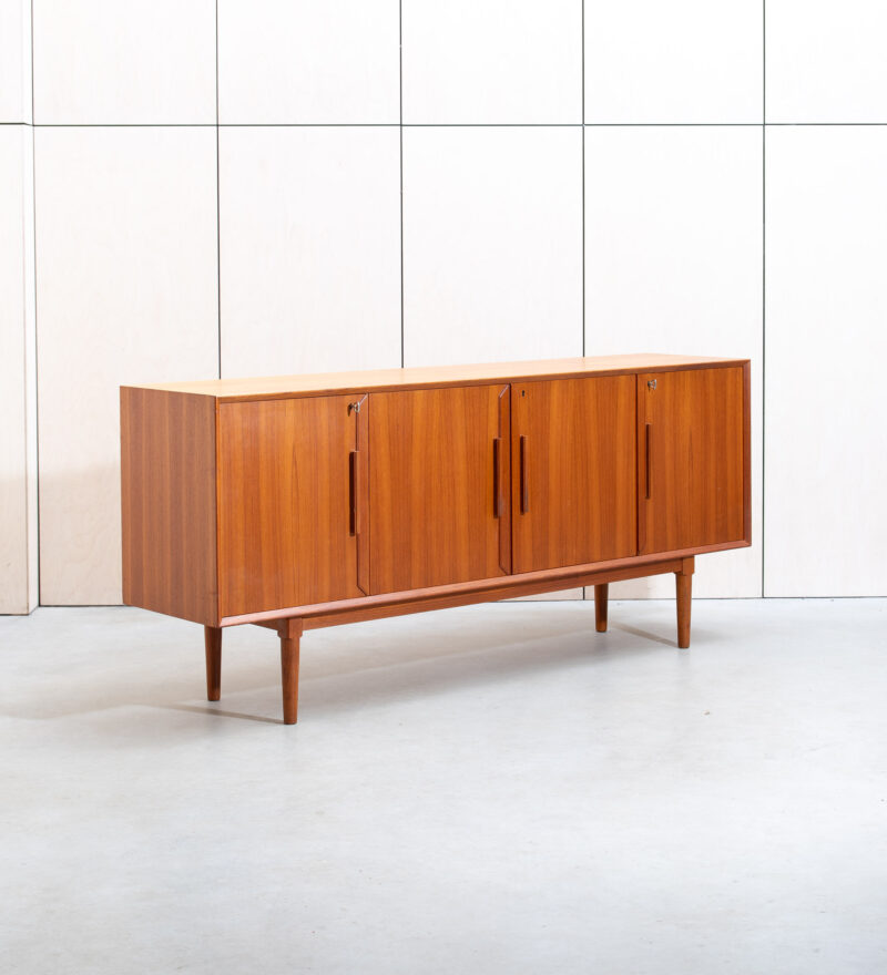 Rootsi vintage tiikpuu sideboard 4 uksega